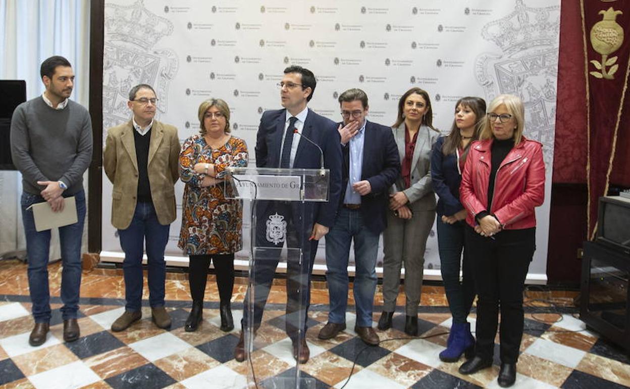 El exalcalde, junto a sus concejales en una comparecencia en enero.