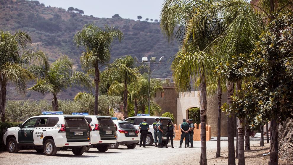 Agentes de la Guardia Civil se reúnen a escasos metros de la casa de Dana.