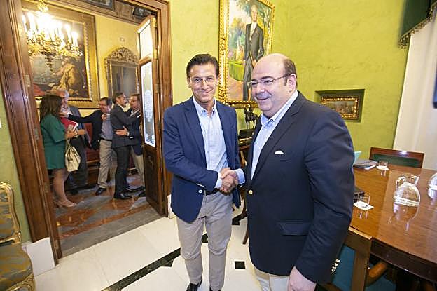 El esperado apretón de manos de los equipos y sus líderes llegó a las 14 horas.