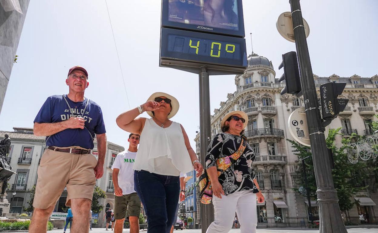 Los termómetros de la capital granadina superan los 40 grados durante la ola de calor. 