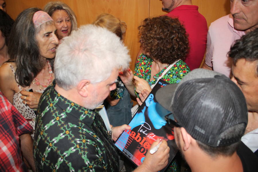 El cineasta manchego expone en el Centro Andaluz de la Fotografía, junto al artista Jorge Galindo, un trabajo conjunto en cuadros de gran formato 