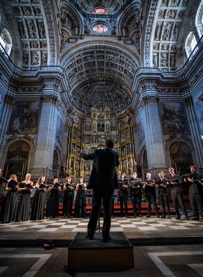 El concierto del Festival de Música y Danza se ha ubicado en la franja de conciertos matinales de los fines de semana y cuenta el beneplácito del público que se apresuró a guardar sitio en la cola