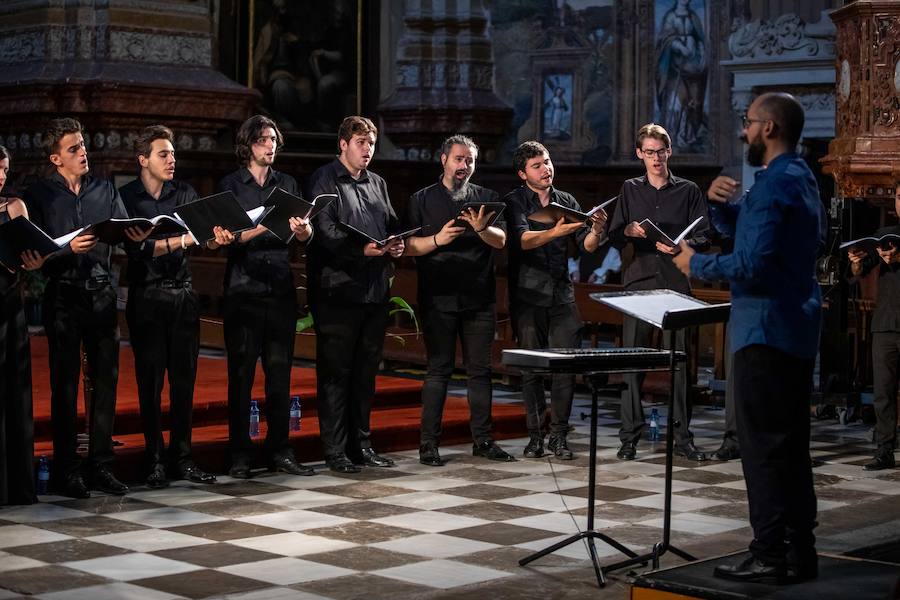 El concierto del Festival de Música y Danza se ha ubicado en la franja de conciertos matinales de los fines de semana y cuenta el beneplácito del público que se apresuró a guardar sitio en la cola