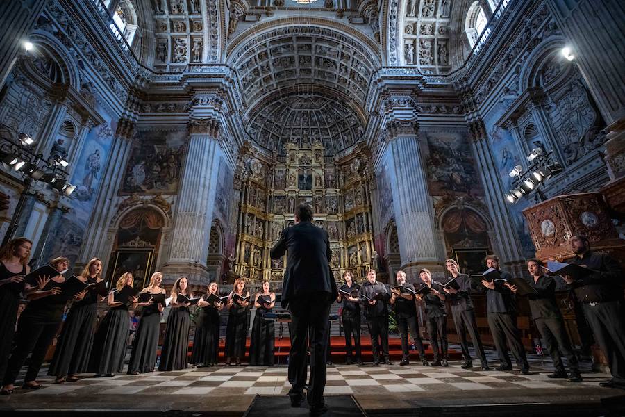 El concierto del Festival de Música y Danza se ha ubicado en la franja de conciertos matinales de los fines de semana y cuenta el beneplácito del público que se apresuró a guardar sitio en la cola