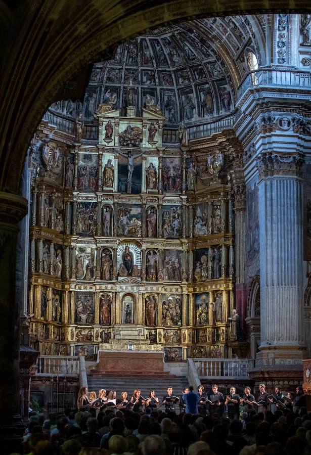 El concierto del Festival de Música y Danza se ha ubicado en la franja de conciertos matinales de los fines de semana y cuenta el beneplácito del público que se apresuró a guardar sitio en la cola