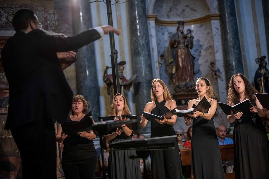 El concierto del Festival de Música y Danza se ha ubicado en la franja de conciertos matinales de los fines de semana y cuenta el beneplácito del público que se apresuró a guardar sitio en la cola