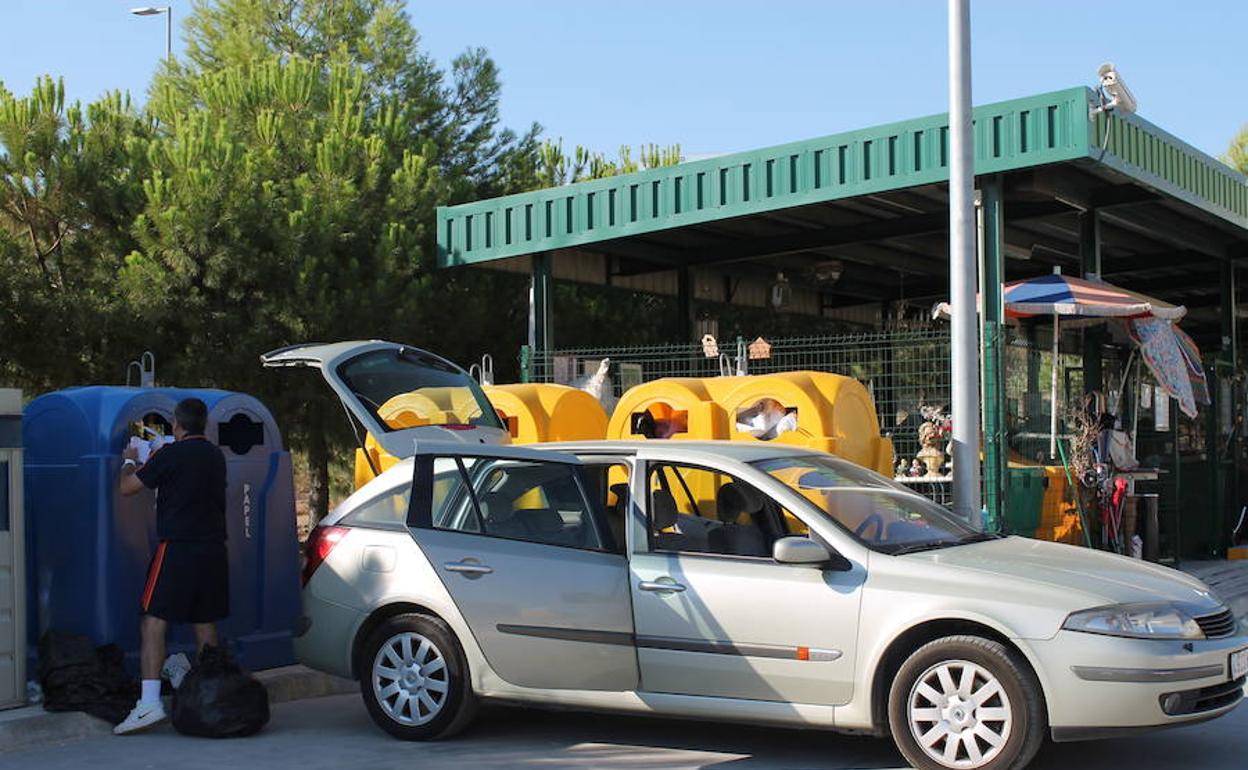 Usuario que acude a reciclar al Punto Limpio de Jaén, situado junto al Ferial. 