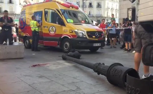 Vídeo: Le cae una farola encima en la Puerta del Sol y está herida grave