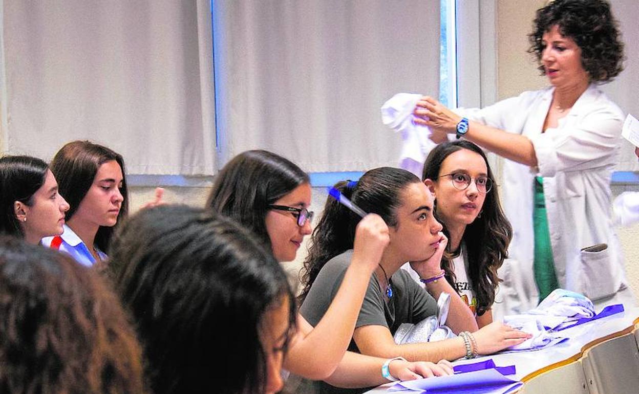 Las jóvenes estudiantes buscan alicientes para encaminar su futuro en una ingeniería