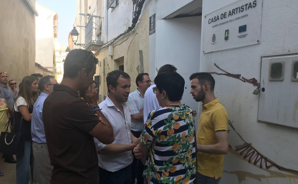 El alcalde de Jaén (centro), con representantes vecinales del casco histórico, ayer. 