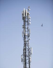 Imagen secundaria 2 - Las nueva antena es más alta que los focos del estadio.