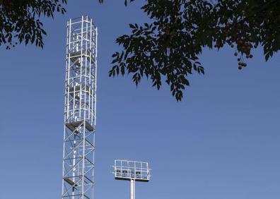 Imagen secundaria 1 - Las nueva antena es más alta que los focos del estadio.