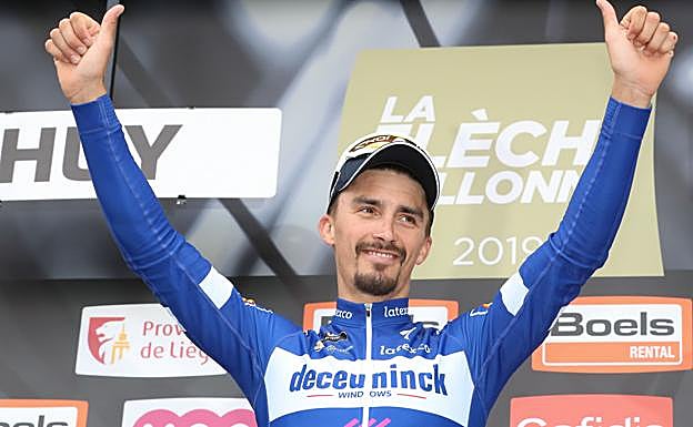Julian Alaphilippe, celebrando la victoria en La Flecha Valona.