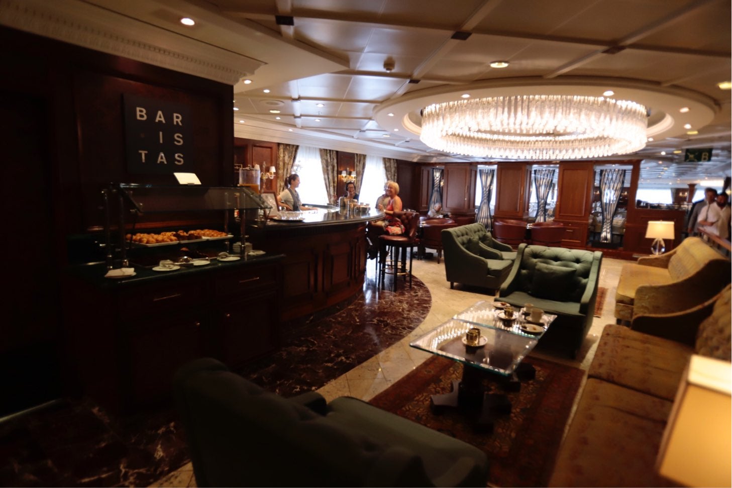 El navío, con una capacidad de 700 pasajeros, ha traído a 670 visitantes y 400 integrantes del personal de tripulación, la mayoría estadounidenses a recorrer el municipio.