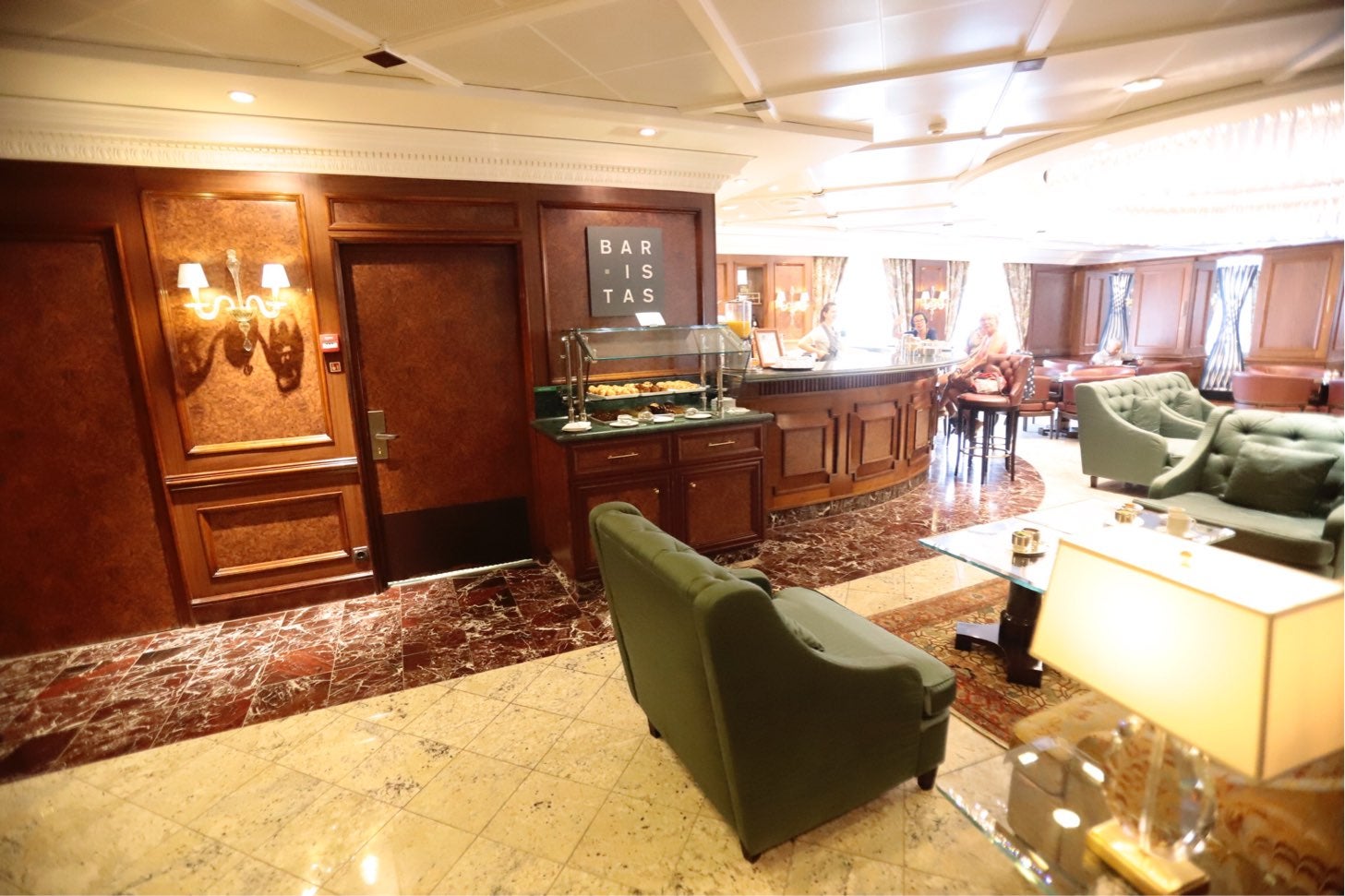 El navío, con una capacidad de 700 pasajeros, ha traído a 670 visitantes y 400 integrantes del personal de tripulación, la mayoría estadounidenses a recorrer el municipio.