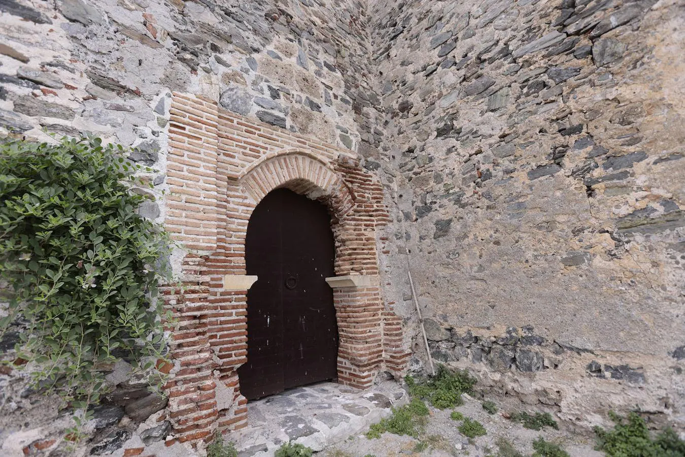 El Ayuntamiento saca brillo a su legado romano y empieza las obras de restauración de los restos arqueológicos del entorno del castillo de San Miguel para crear una ruta gratuita por las cuevas, datadas en el siglo I d.c. El proyecto revitalizará el cerro y unirá el museo, el castillo, las cuevas con la calle más estrecha de Europa 