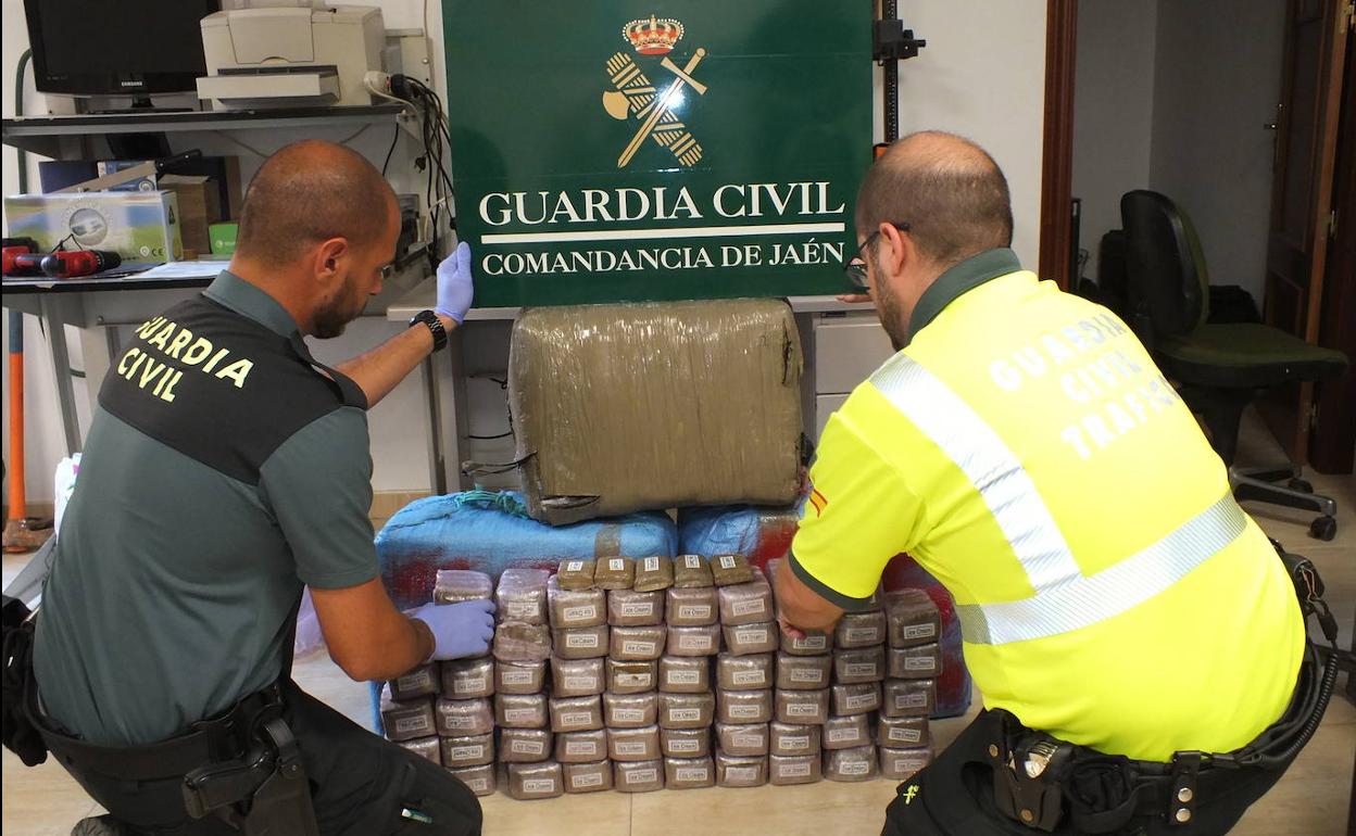 Droga incautada por la Guardia Civil de Jaén y que iba en el maletero del vehículo. 