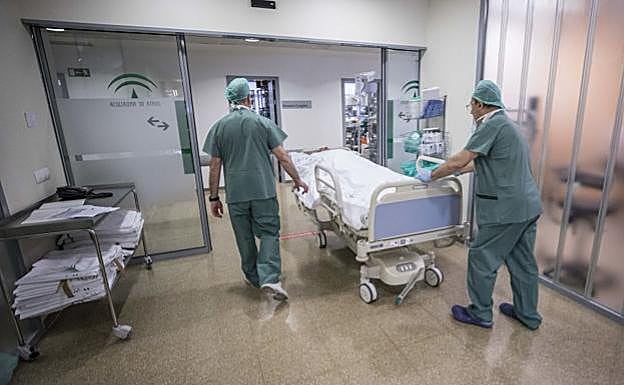 Los sindicatos aseguran que el 50% de los quirófanos de Granada cerrarán este verano