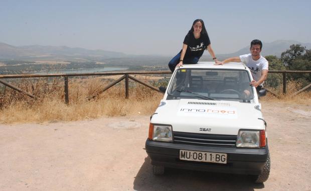 Ana Donaire y Alfredo Quijano, a lomos del Seat Panda que están preparando para el raid. 