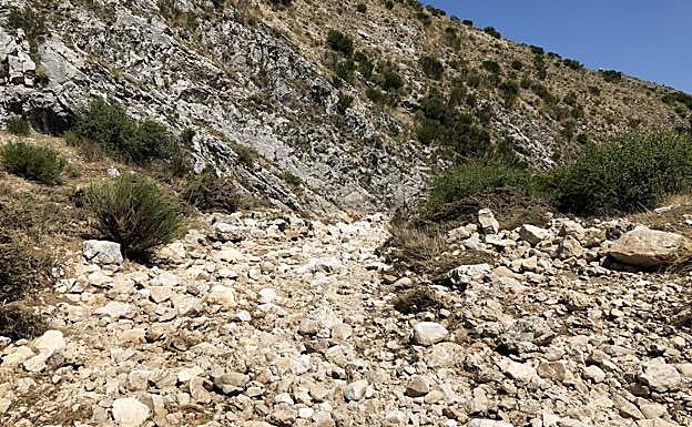 Imagen principal - Lluvias torrenciales en Jaén | Ocho mil cabezas de ganado aisladas por una fuerte tormenta en Santiago Pontones