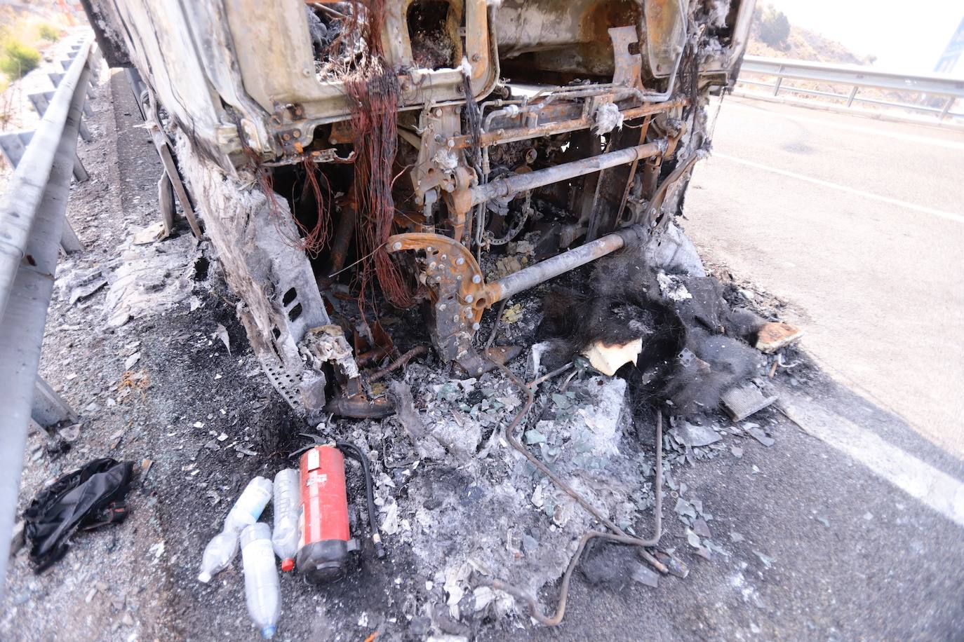Fotos: Así ha quedado el camión de sandías incendiado en la A-7 en Granada