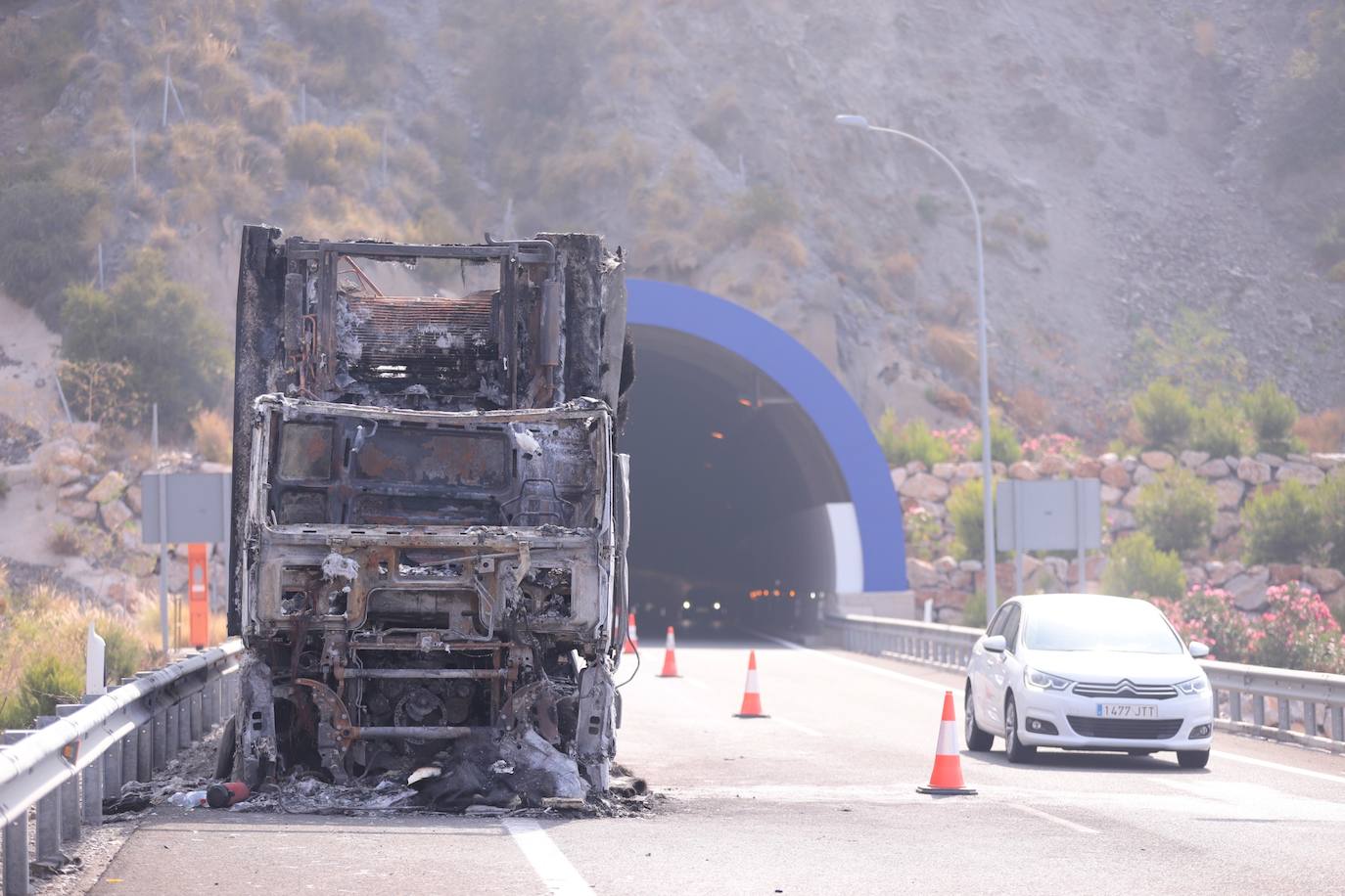 Fotos: Así ha quedado el camión de sandías incendiado en la A-7 en Granada