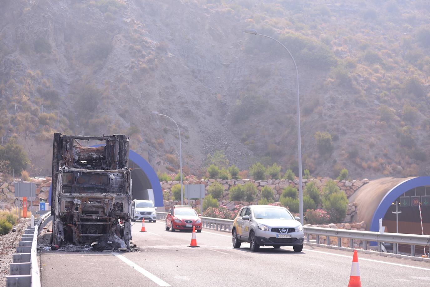 Fotos: Así ha quedado el camión de sandías incendiado en la A-7 en Granada