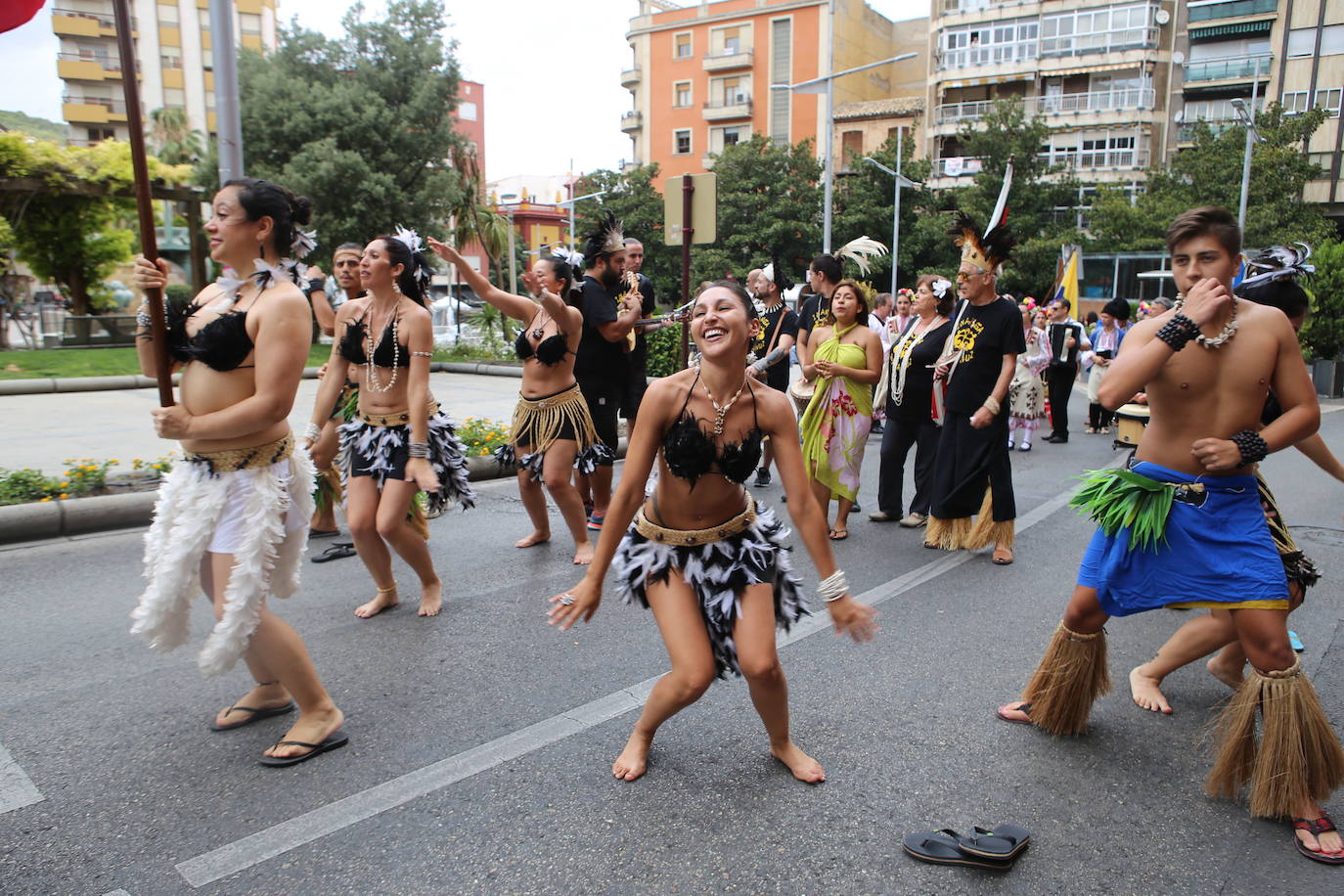 Edición anterior del desfile del Folk del Mundo, por el centro de Jaén. 