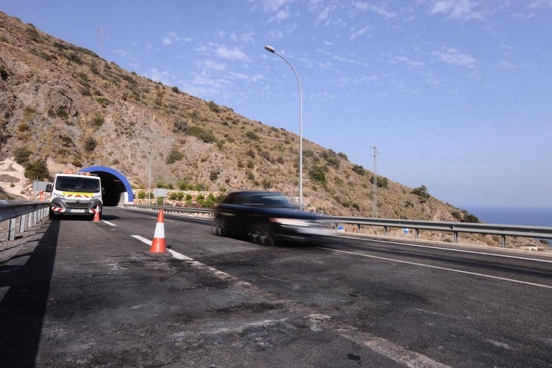 El camión fue retirado de la A-7, a su paso por Sorvilán, ayer por la tarde. :