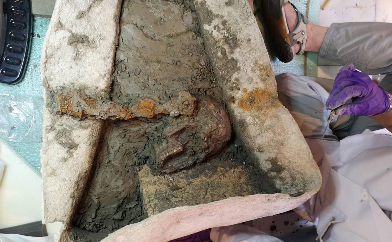 Los trabajos en el sarcófago romano de Granada se centran en la extracción del cráneo