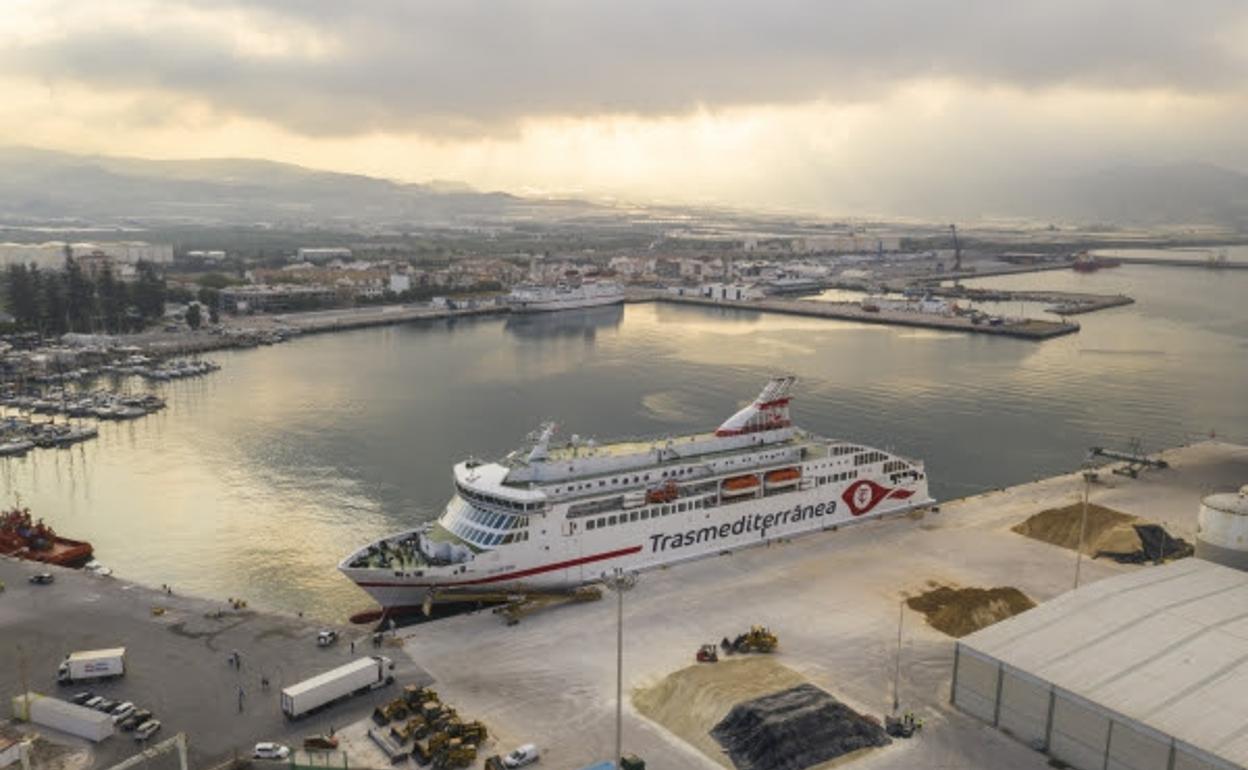 El ferry Villa de Teror atracado en Motril