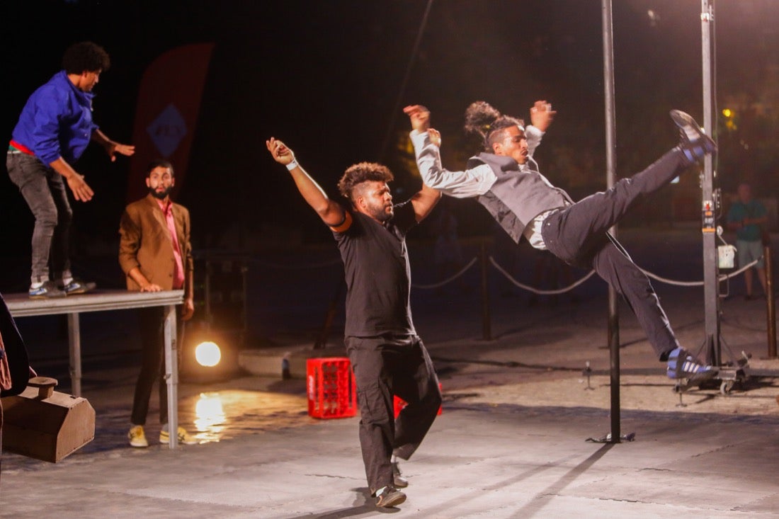 Fotos: Malabares y acrobacias del atlas llenan el FEX