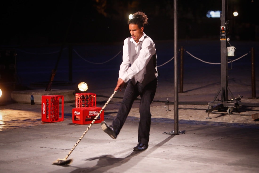 Fotos: Malabares y acrobacias del atlas llenan el FEX