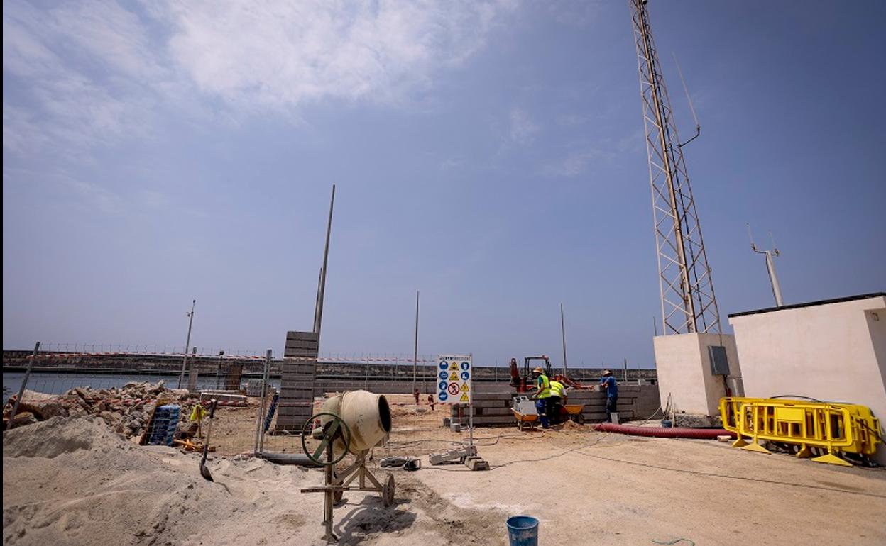 Las obras están acondicionando el terreno para instalar los módulos nuevos en el puerto de Motril. 