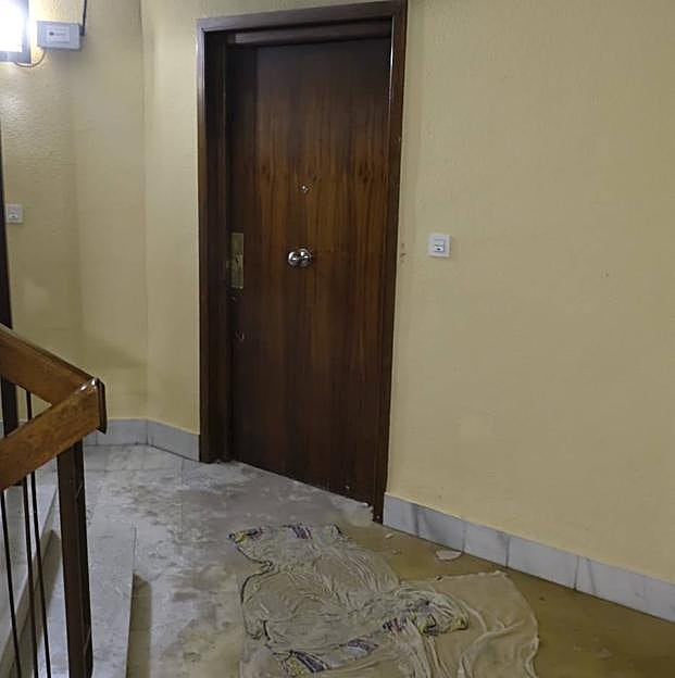 Puerta del piso en el que ha tenido lugar el incendio.