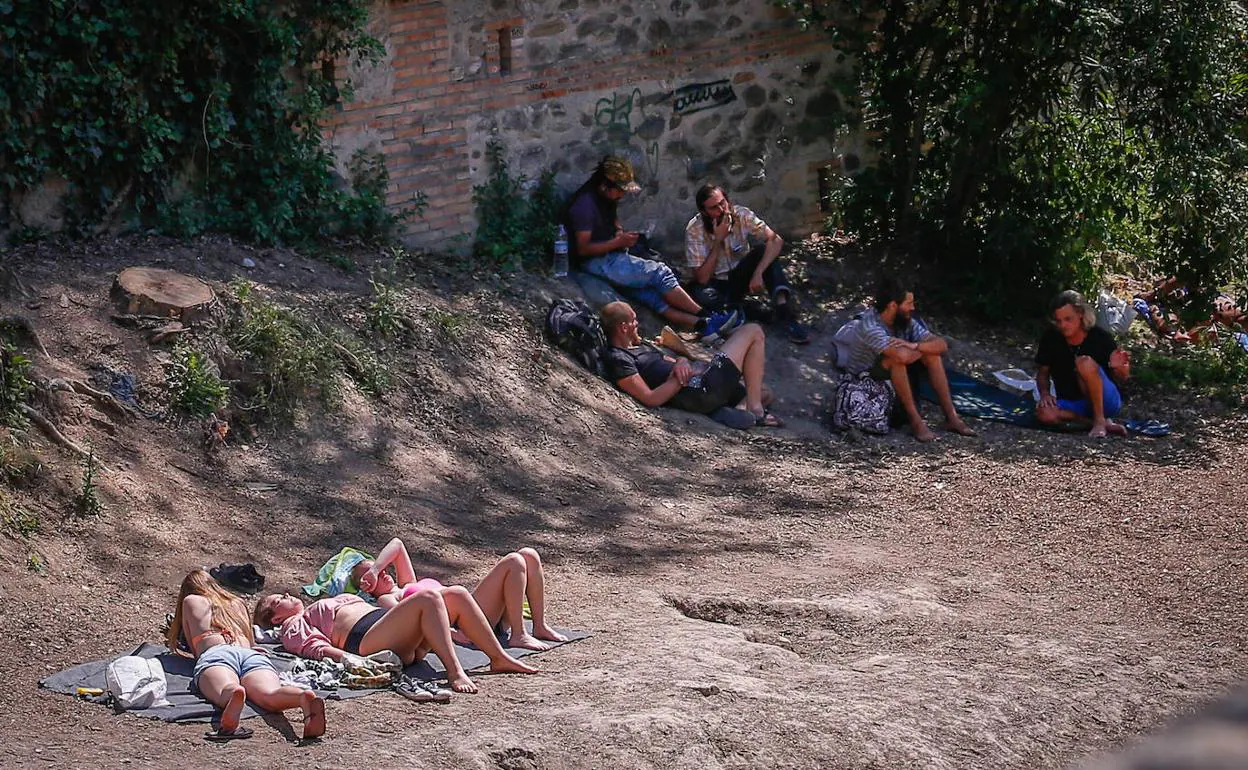 Las asociaciones se quejan del «deterioro» que pueden provocar las visitas al cauce del río Darro.