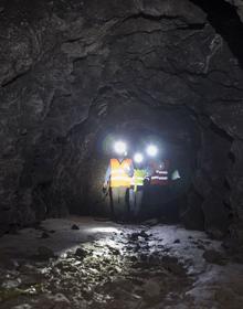 Imagen secundaria 2 - Un pequeño televisor abandonado en los túneles, donde aún queda mineral.
