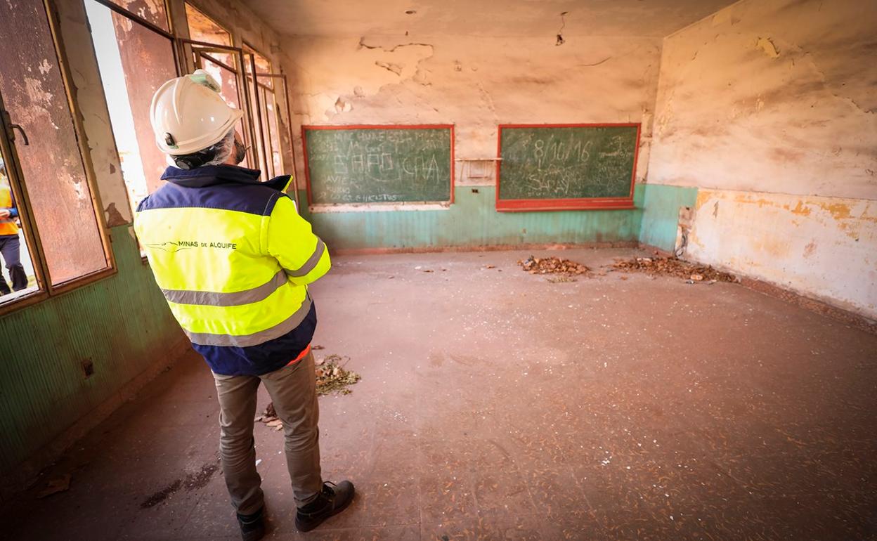 Un trabajador observa un aula abandonada en Alquife.
