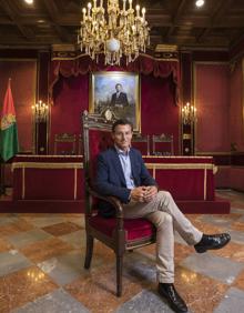 Imagen secundaria 2 - El alcalde en el salón de plenos del Ayuntamiento de Granada.