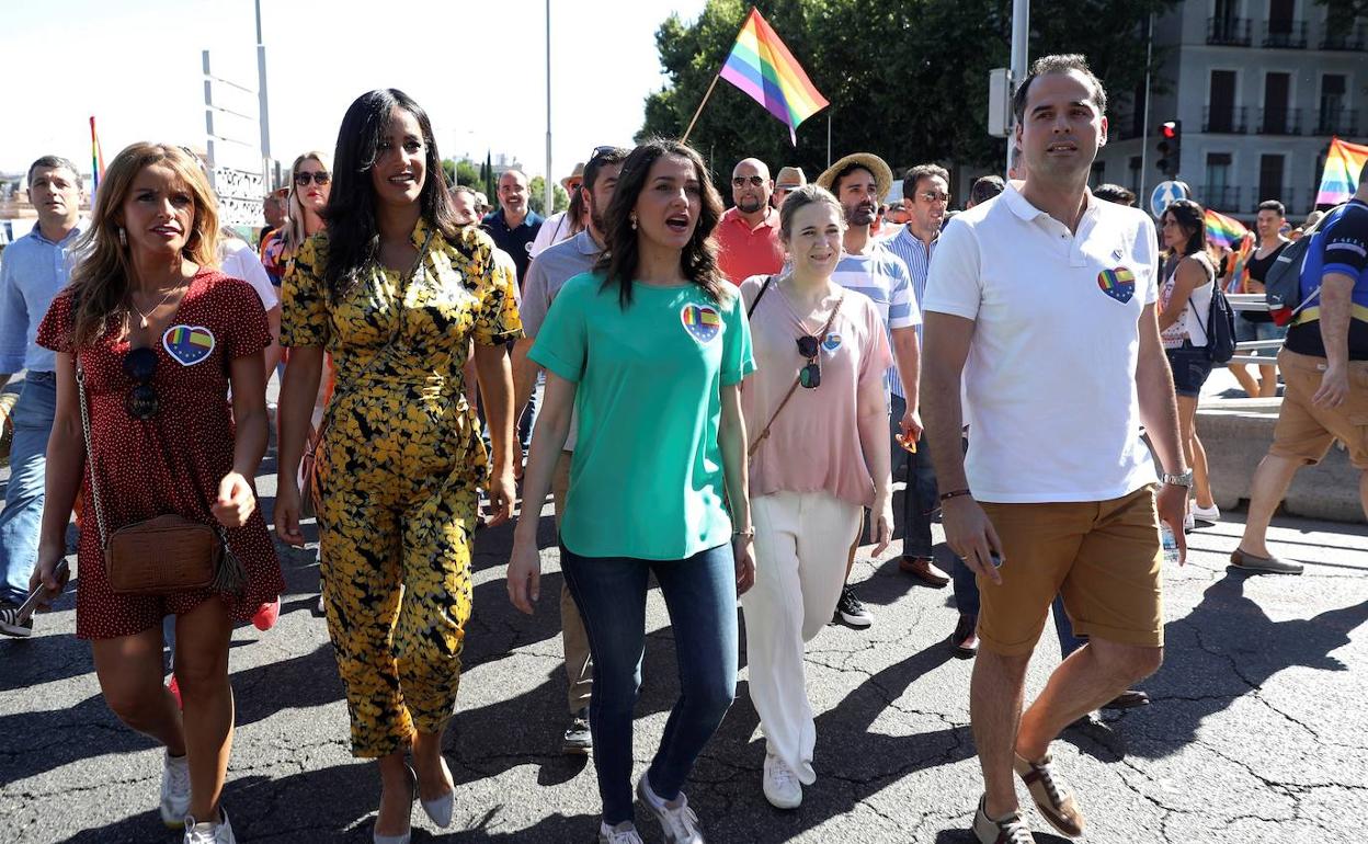 La portavoz de Ciudadanos, Inés Arrimadas (c), junto al líder de Cs en la Comunidad de Madrid, Ignacio Aguado (d), y la vicealcaldesa de Madrid, Begoña Villacís (2ªi).