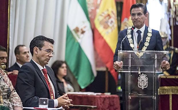 Paco Cuenca atiende a Luis Salvador el día de la toma de posesión.