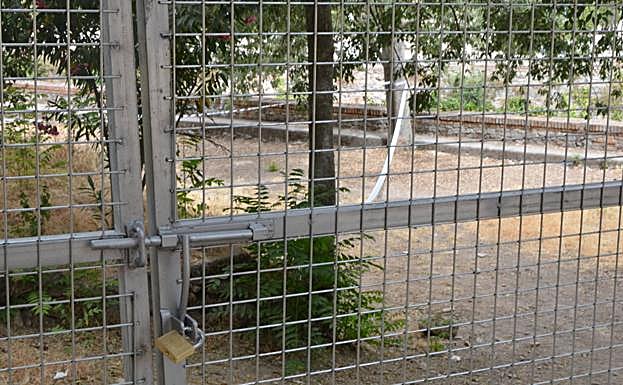 Imagen principal - Muerte de un indigente en Granada | Colocan vallas para evitar el paso de &#039;okupas&#039; al Carmen del Granaíllo