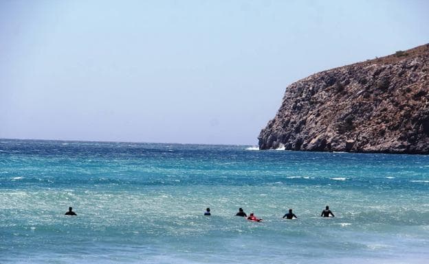 Surfistas en la playa de La Herradura.