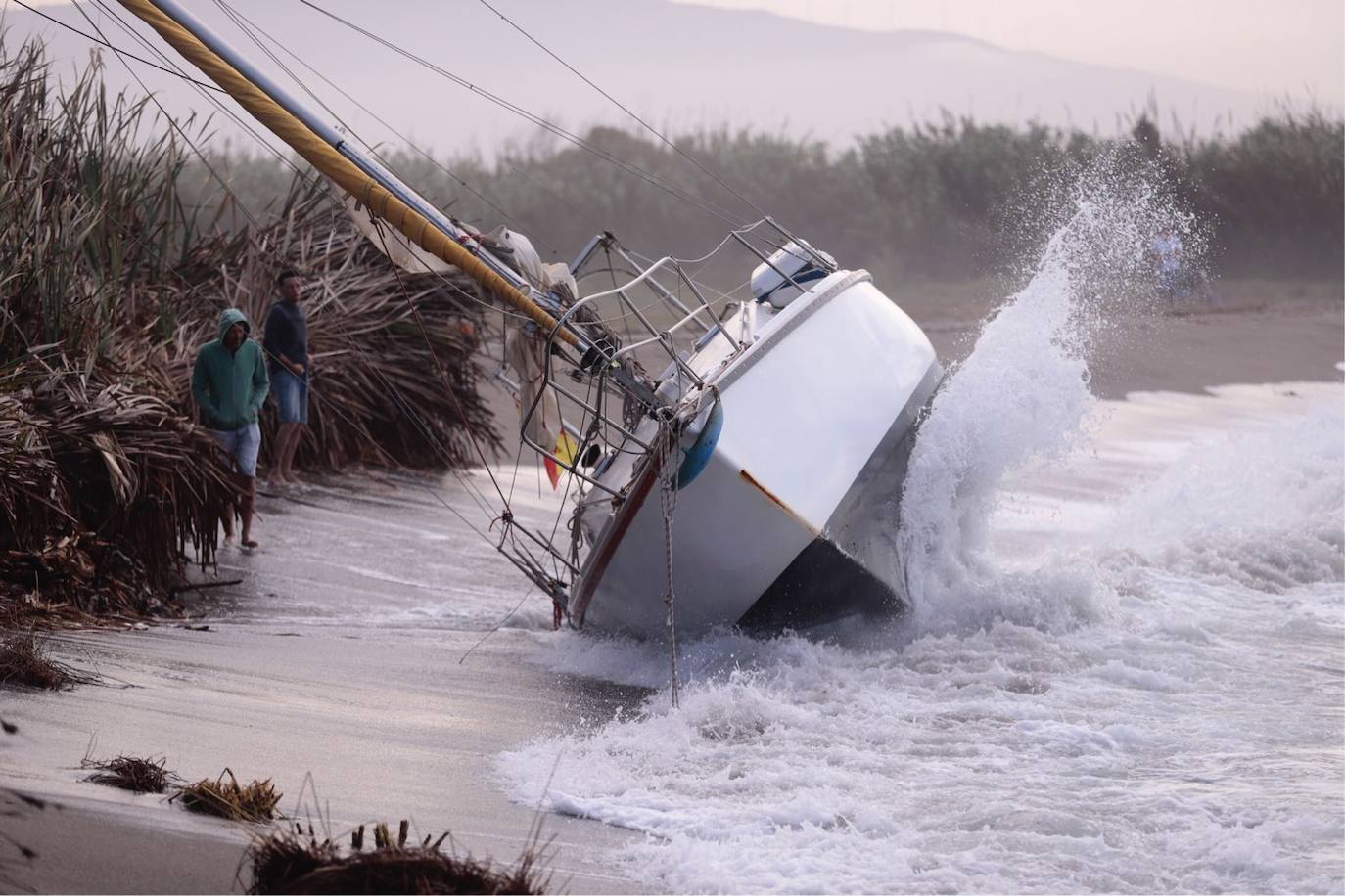 Fotos: Piden ayuda para sacar un velero de una playa de Salobreña