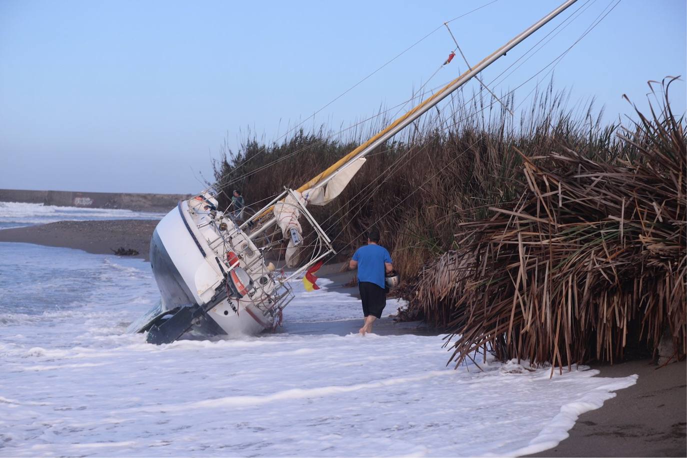 Fotos: Piden ayuda para sacar un velero de una playa de Salobreña
