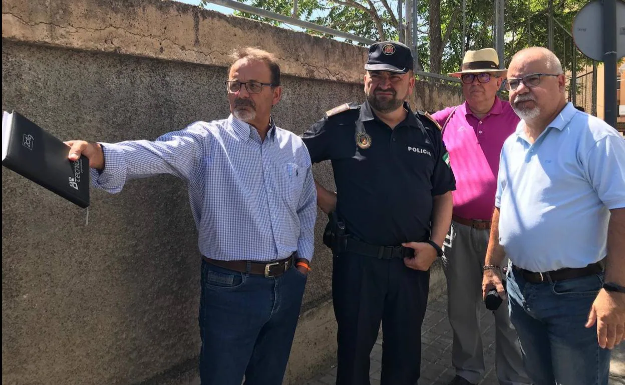 El concejal de Tráfico, el jefe de la Policía Local y representantes vecinales de La Glorieta. 