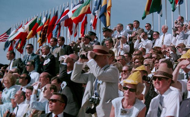 Cientos de personas, observando el despegue.