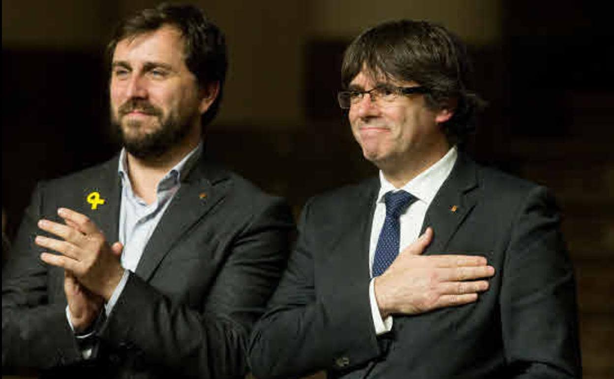 Antoni Comín y Carles Puigdemont durante un acto en Bruselas.