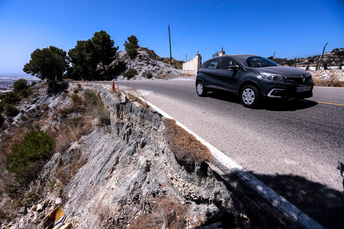 Está pasada la urbanización de La Nacla, uno de los nuevos barrios por los que ha crecido Motril en los últimos años y a apenas cien metros de distancia de un mirador que se utiliza como zona de recreo en el monte.