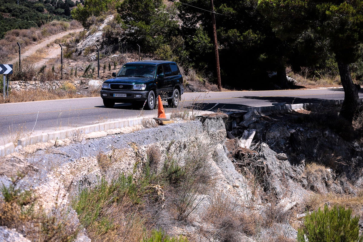 Está pasada la urbanización de La Nacla, uno de los nuevos barrios por los que ha crecido Motril en los últimos años y a apenas cien metros de distancia de un mirador que se utiliza como zona de recreo en el monte.